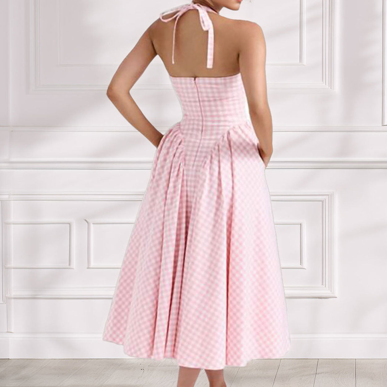 Modelo usando el Positano Pink Gingham Dress de Velvet Boutique