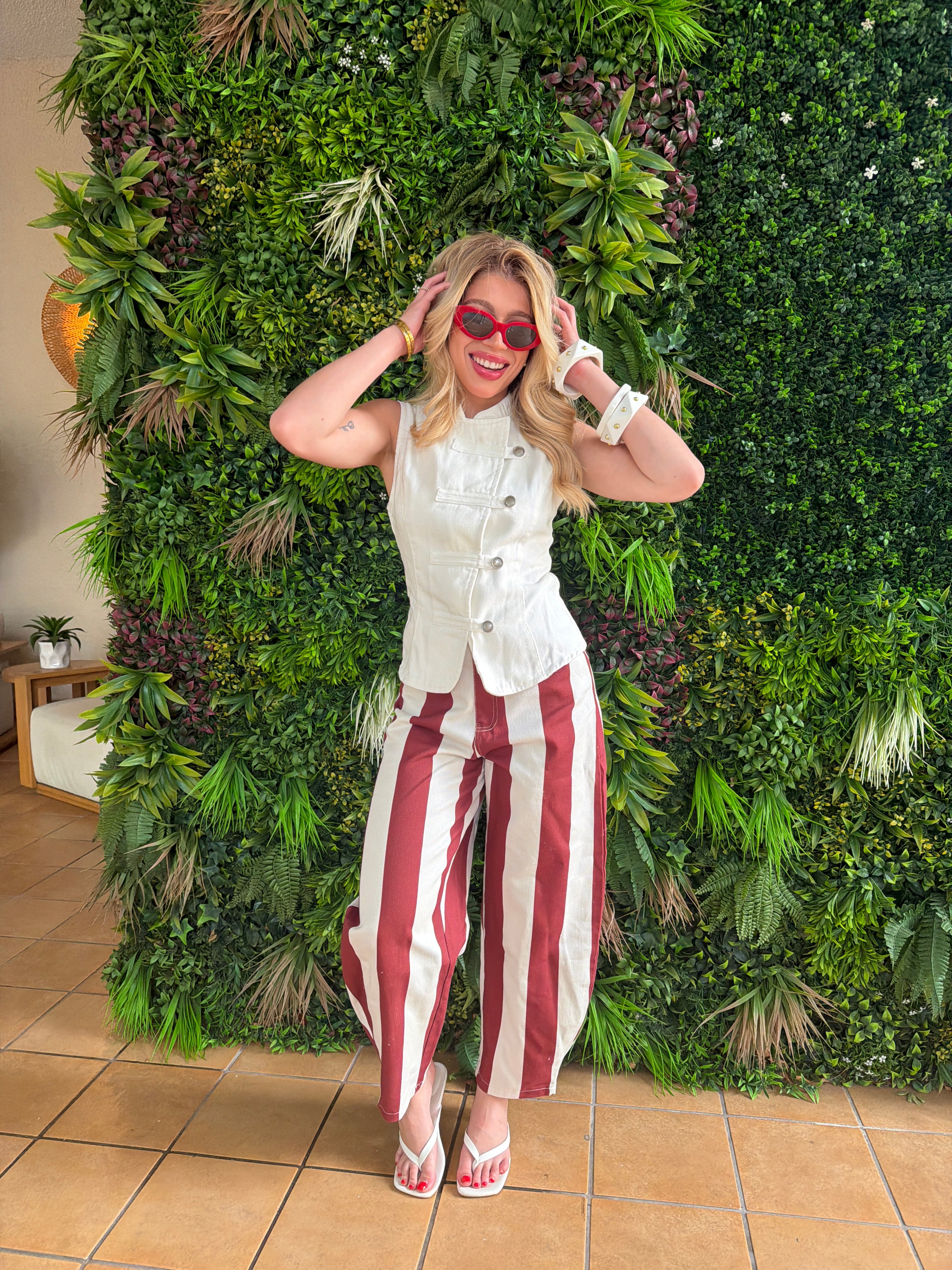 Modelo usando los Portofino Striped Trousers de Velvet Boutique