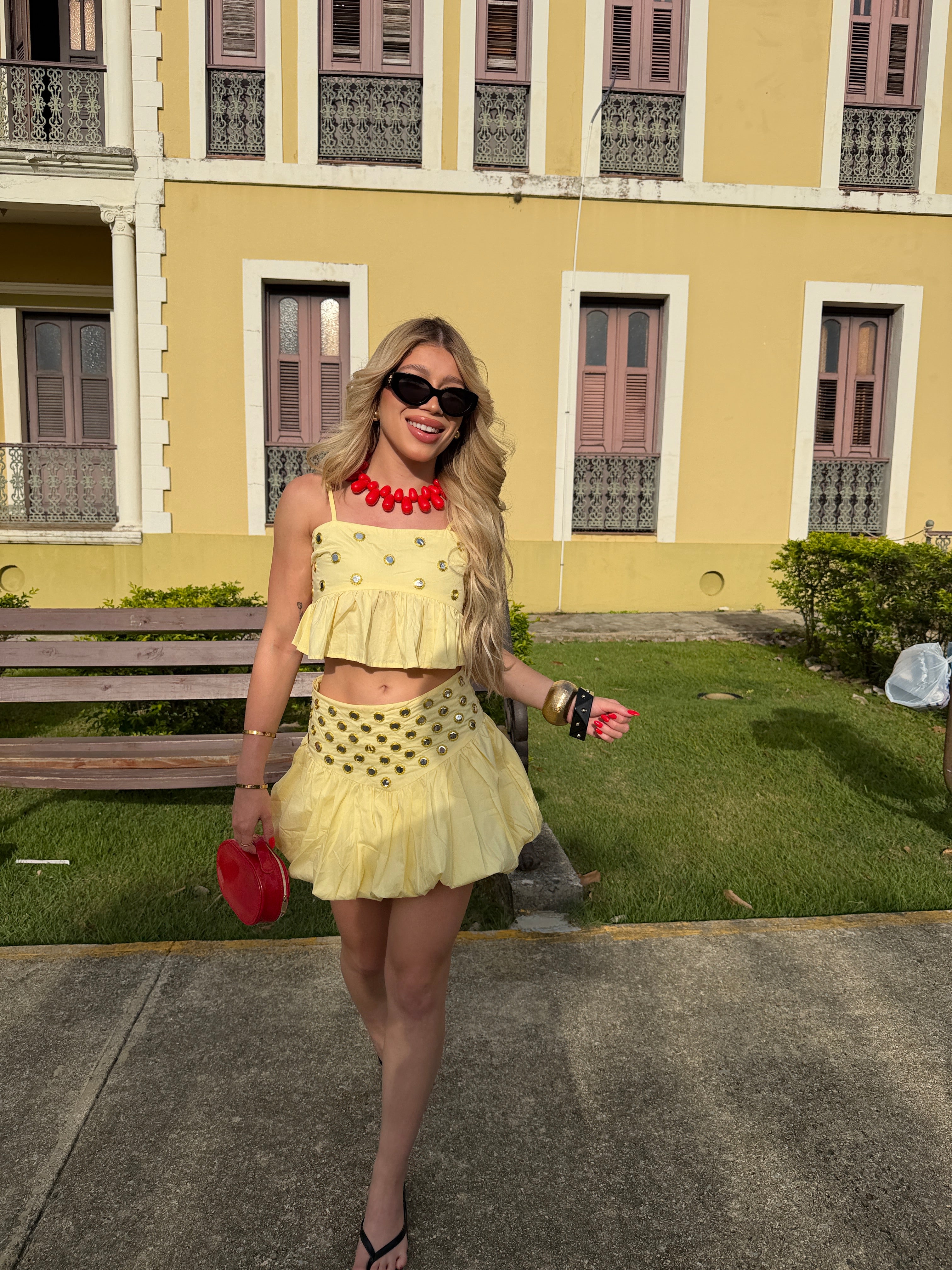 Modelo usando el Butter Mirror Set de Velvet Boutique