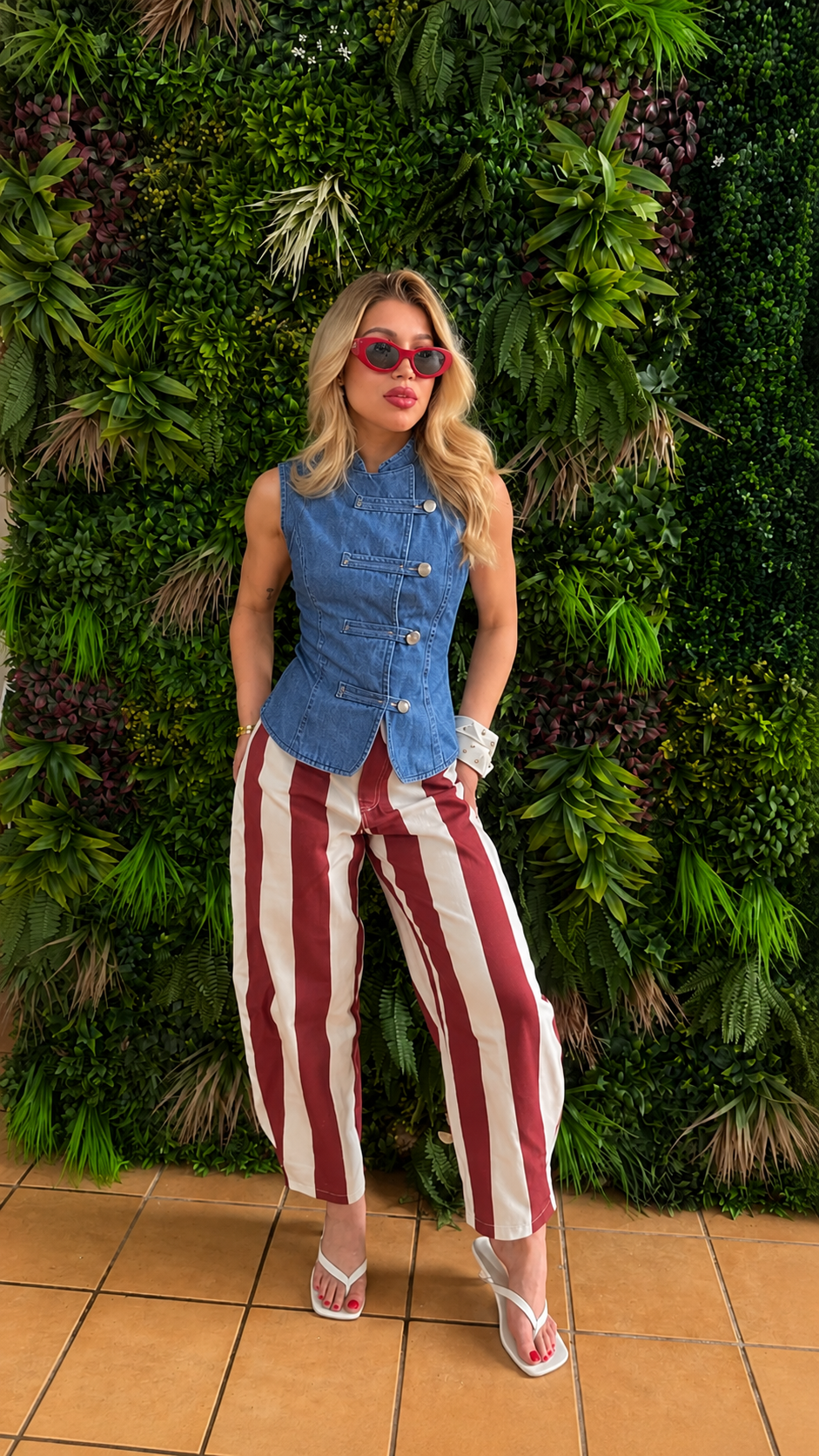 Modelo usando el Brooklyn Denim Vest de Velvet Boutique