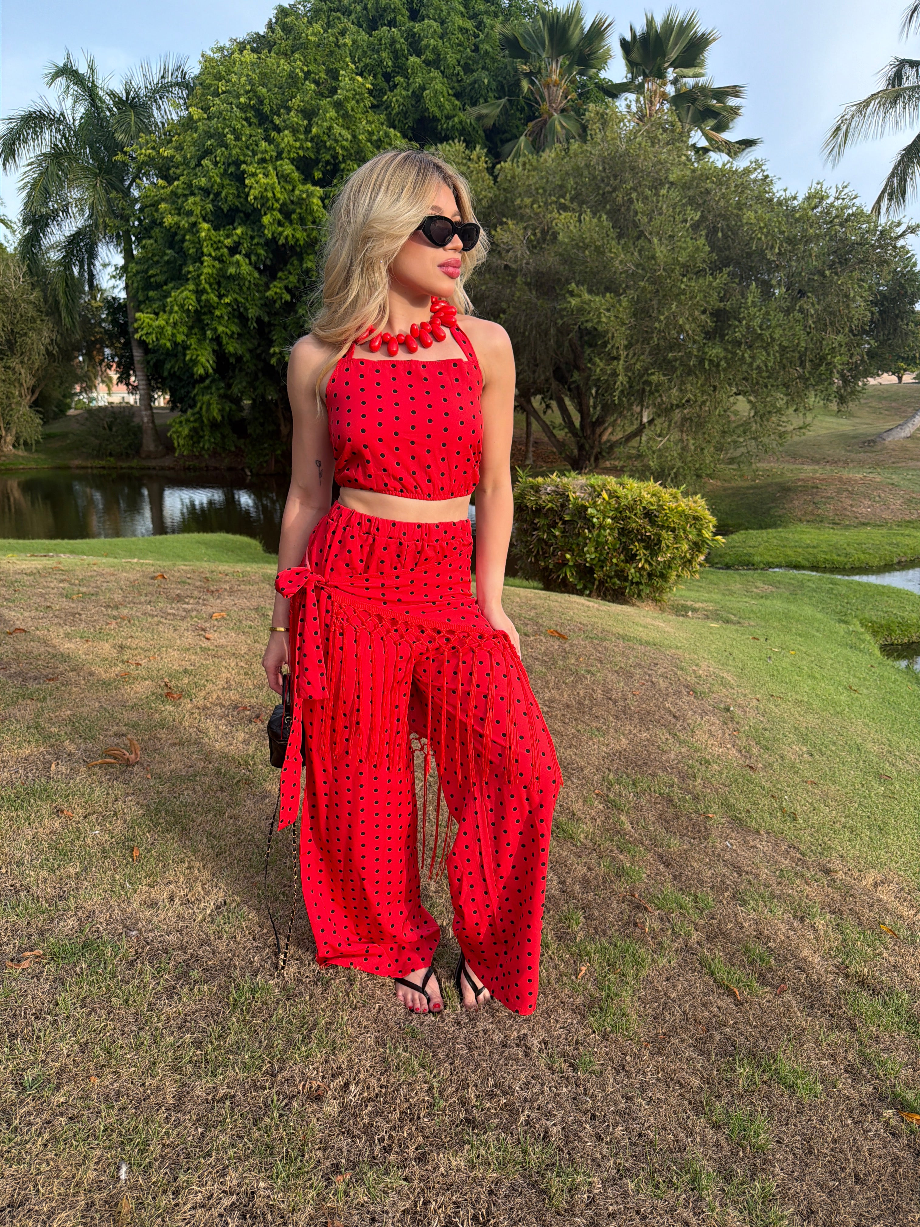 Modelo usando el Cherry Polka Dot Set rojo de Velvet Boutique