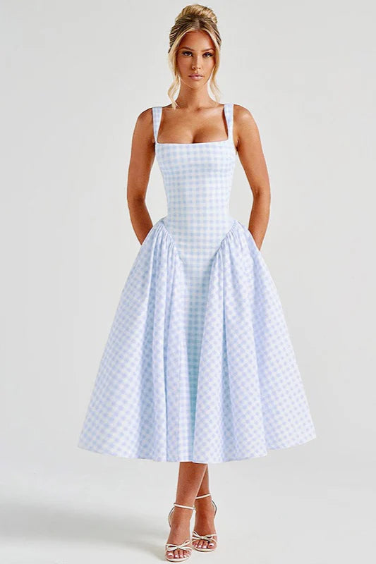 Modelo usando el Capri Blue Gingham Dress de Velvet Boutique