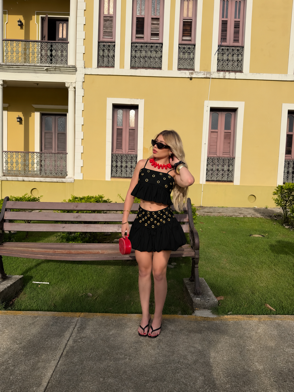 Modelo usando el Noir Mirror Set negro de Velvet Boutique